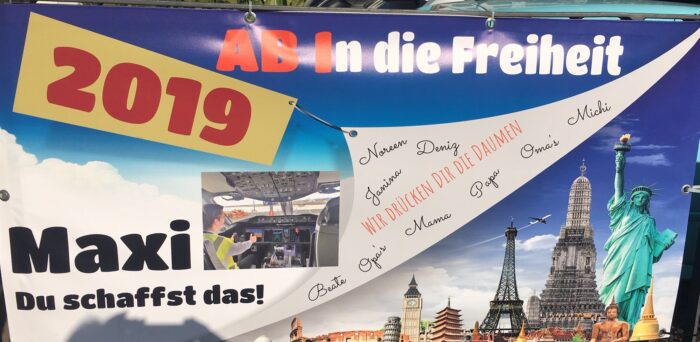 Plakat mit Text 'AB In die Freiheit 2019', Foto im Cockpit, Sehenswürdigkeiten und Namen.