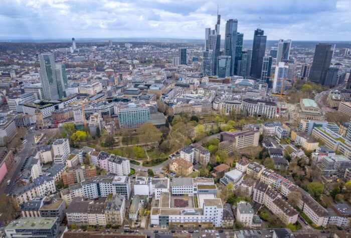 Eingang der Anna-Schmidt-Schule in Frankfurt mit Bäumen und Gebäuden im Hintergrund.